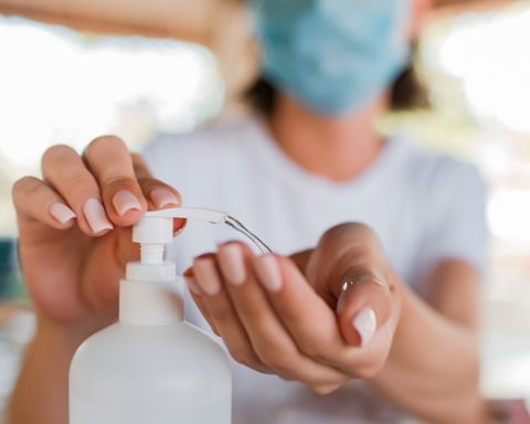 girl-treats-her-hands