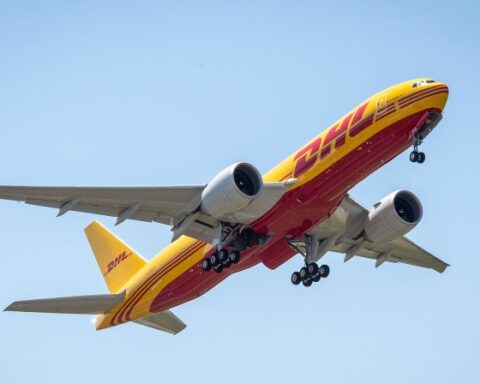 dhl aircraft takeoff