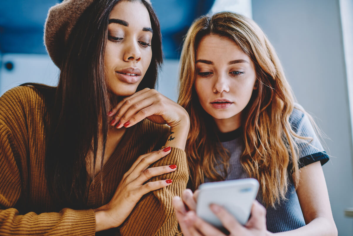 friends-looking-seriously-at-phone