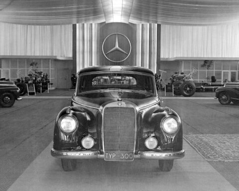 Mercedes-Benz 220 (W 187)