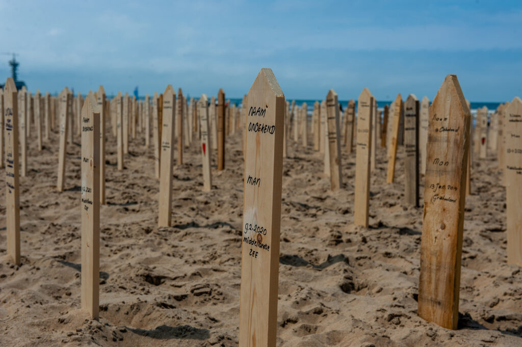 A memorial monument for the over 44.000 victims of the European migration policies was placed on the beach of Scheveningen, in The Hague.