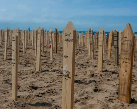 A memorial monument for the over 44.000 victims of the European migration policies was placed on the beach of Scheveningen, in The Hague.