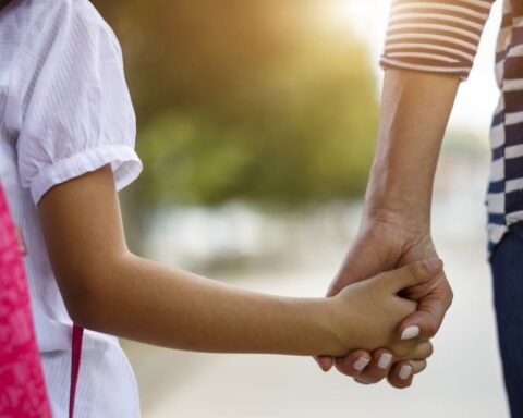 mom-daughter-hold-hands