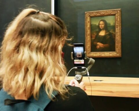 Livestreaming at the Louvre Museum,