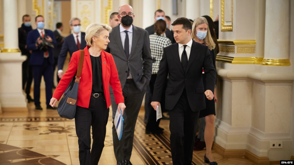 Volodymyr Zelenskiy (right) European Council President Charles Michel (center), and European Commission President Ursula von der Leyen