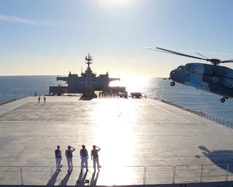 Iranian Army shows a helicopter landing on Makran logistics