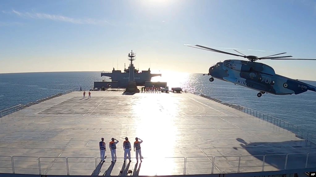 Iranian Army shows a helicopter landing on Makran logistics