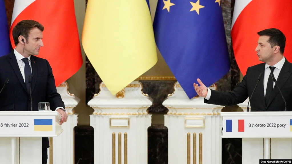Ukrainian President Volodymyr Zelensky (right) and French President Emmanuel Macron