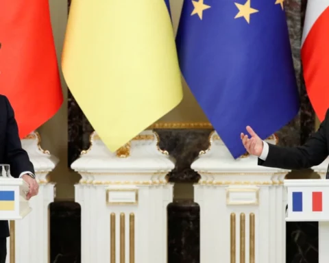 Ukrainian President Volodymyr Zelensky (right) and French President Emmanuel Macron