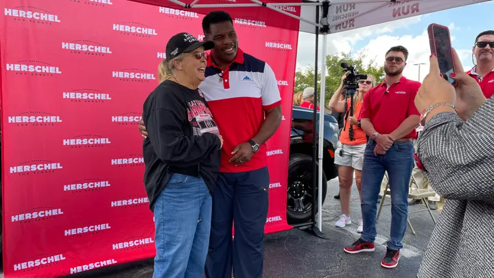 Herschel Walker takes photos