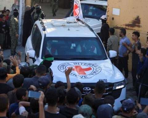 first group of 7 returned hostages arrived